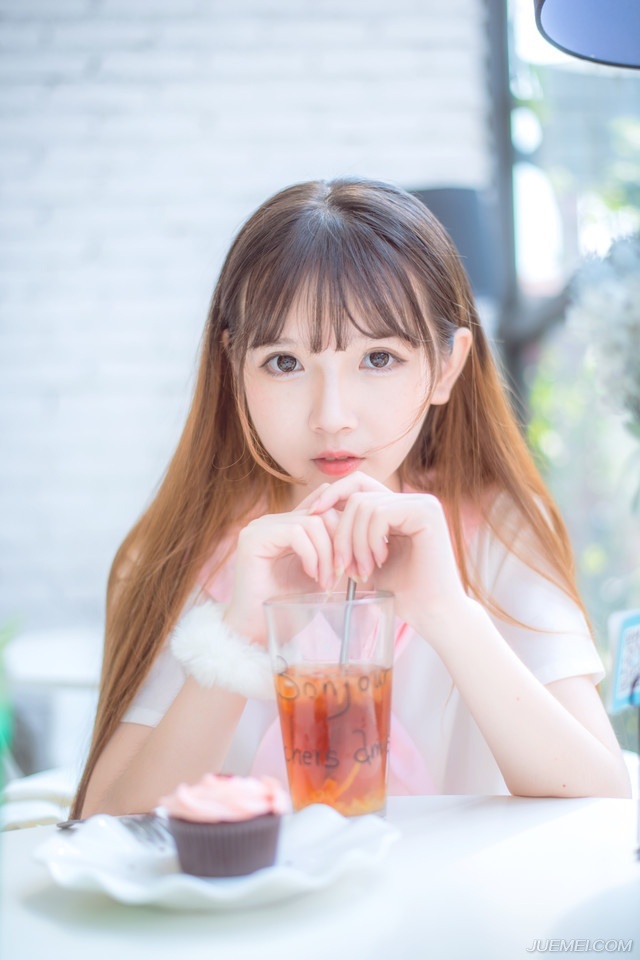 “此非我一人之功，若非子乔兄鼎力相助，孟达为内应，加上刘璋的配合，这天府之国，也不会如此轻易落入我等手掌之中。”法正微笑着摇了摇头，跟在贾诩身边多年，那份内敛以及自保之道倒是学了不少，这个时候，绝对不能锋芒太露。