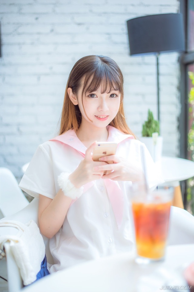 牵着我的手，闭着眼睛走你也不会迷路。
